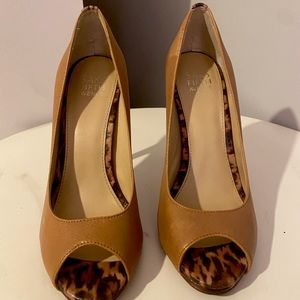 WOMENS SAKS FIFTH AVENUE HEELS